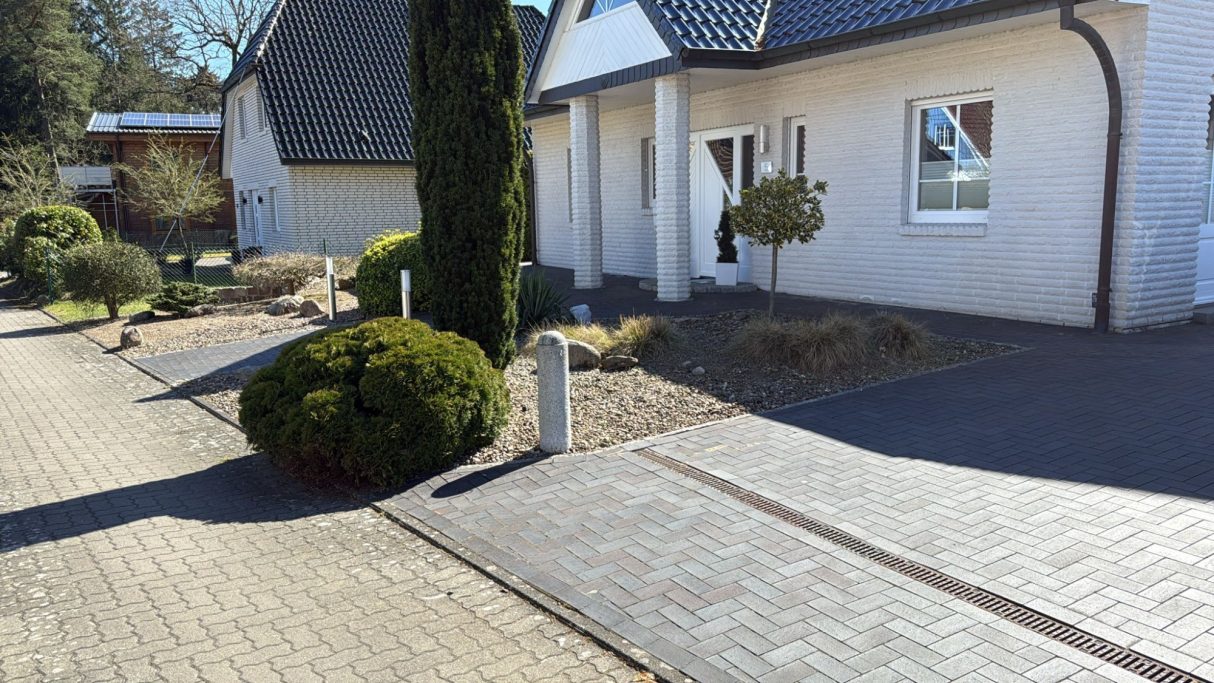 Versiegelte Kiesfläche vor dem Haus